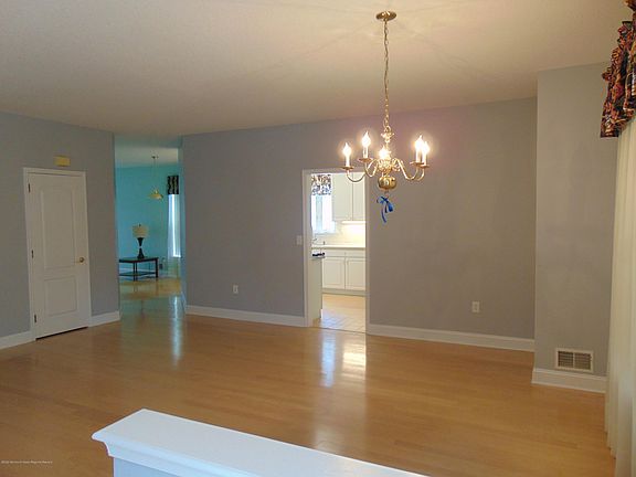 5th image of 11 Greenways Ln