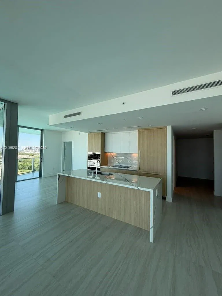 One Park Tower — Photo 2