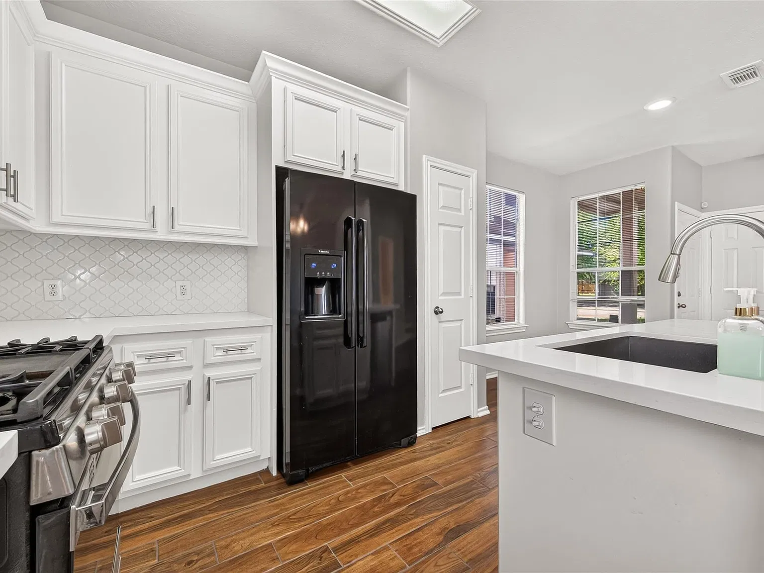 3 bed, 2.5 bath, 1503 sqft, $1,810 — Photo 3