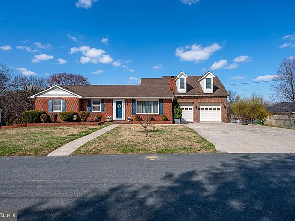 3rd image of 902 Hillcrest Rd