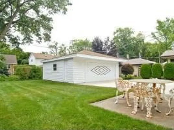 8211 Mango Ave, Morton Grove, IL 60053