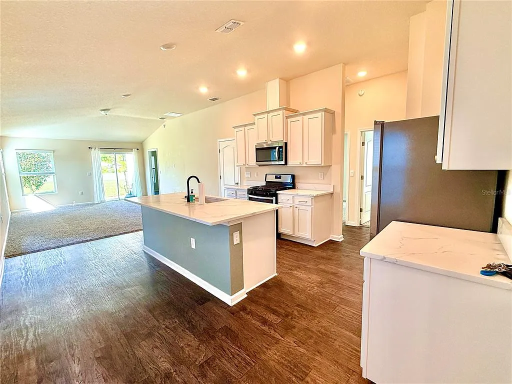 3 bed, 2.0 bath, 1402 sqft, $1,900 — Photo 3