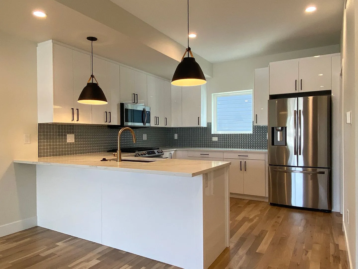 Newer Build Near Light Rail with Mountain Views — Photo 3