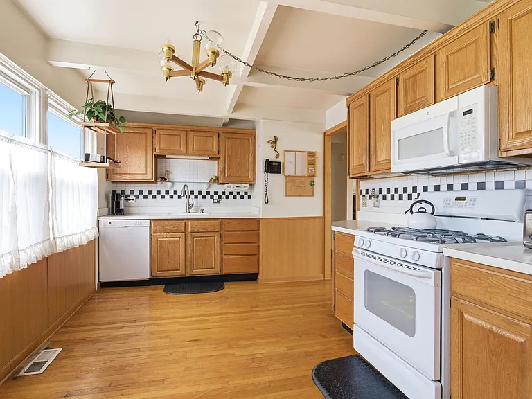 155 E Madison St — Photo 16