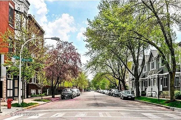 1126 W Roscoe St — Photo 6