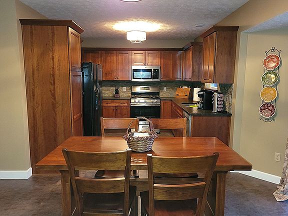 2nd image of 4822 Gateway Dr