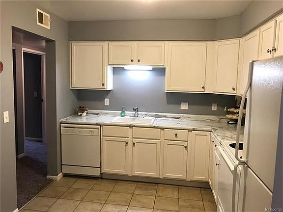5th image of 61025 Greenwood Dr #1