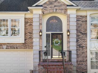 1200 Wellington Pl, Windy Hills, KY 40207