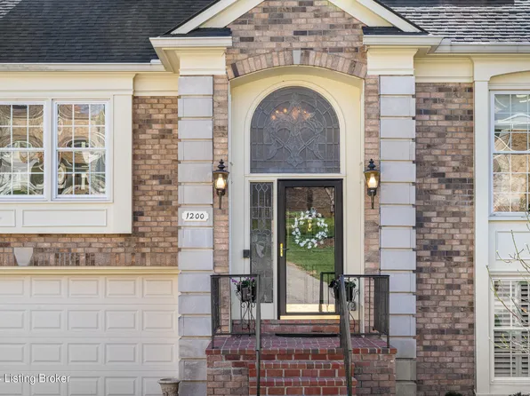1200 Wellington Pl, Windy Hills, KY 40207