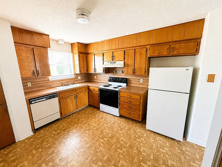 104 W Anderson Ave #D — Photo 2