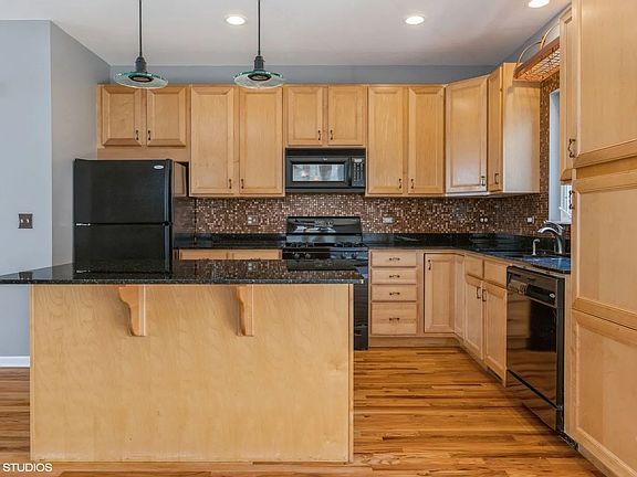5th image of 3238 N Kilbourn Ave Unit 14