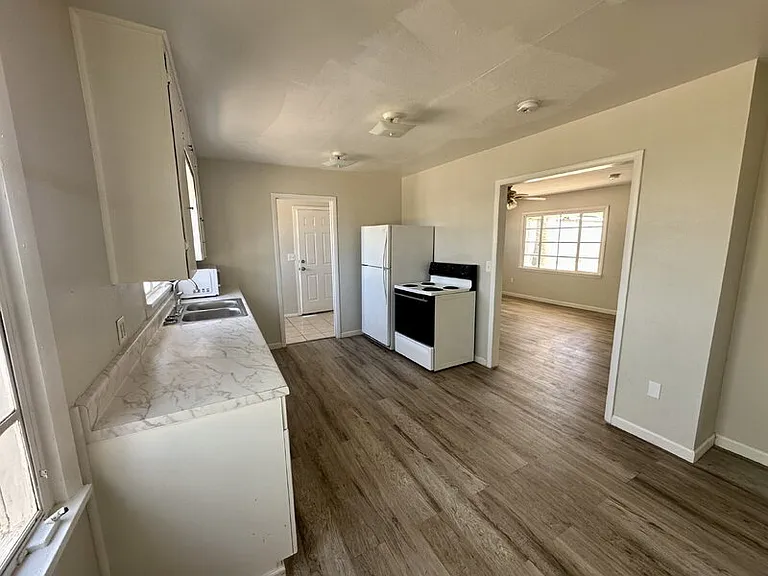 544 N 7th Pl — Photo 5