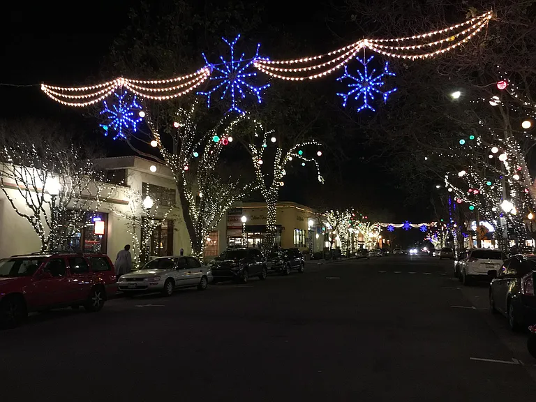 Christmas scene on 4th Street Shopping District