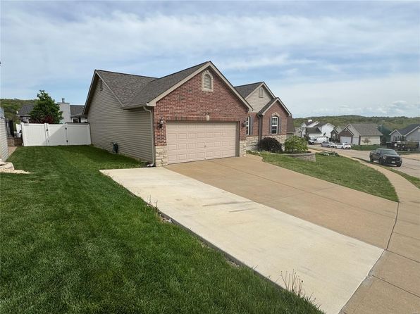 2145 Oakglen St, Imperial, MO 63052