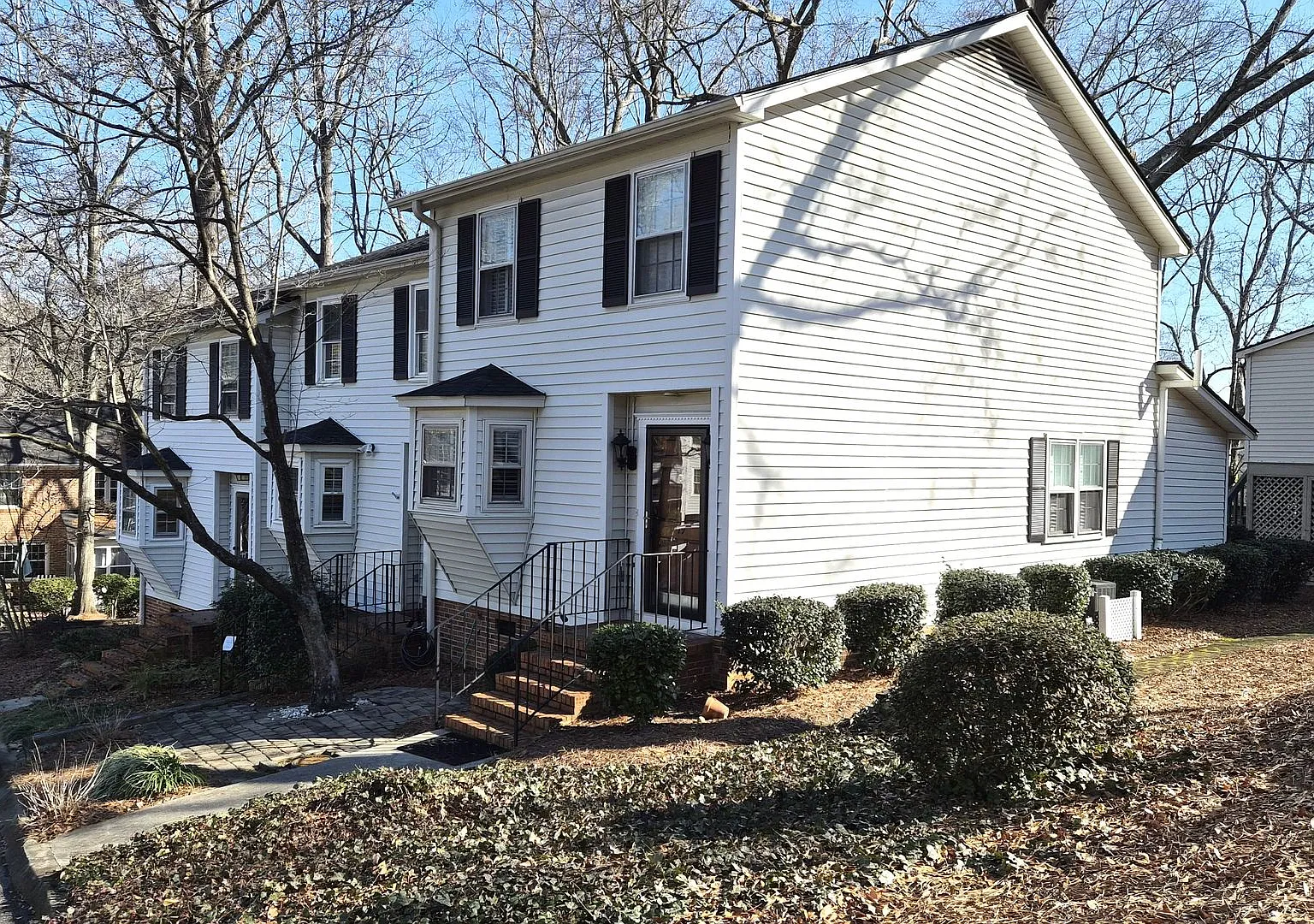 Great Two Bedroom Townhouse Convenient to Downtown Greenville! — Photo 2