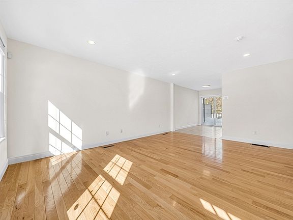 3rd image of 132 Howe St APT B