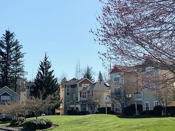 2nd image of 515 225th Pl NE