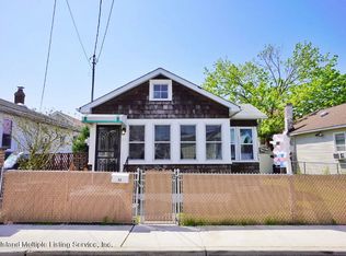22 Maple Ter, Staten Island, NY 10306
