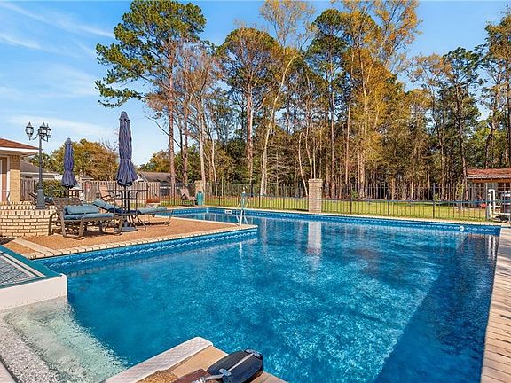 4th image of 1271 Spring Valley Dr E