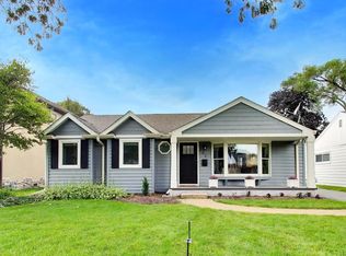 202 N Prospect Manor Ave, Mount Prospect, IL 60056