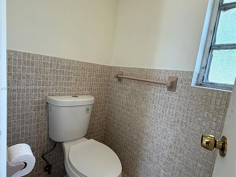 300 NW 42nd St #0 — Photo 28