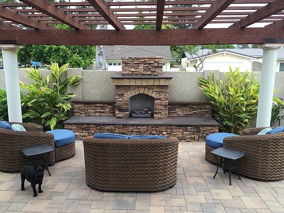 Outdoor gas fireplace