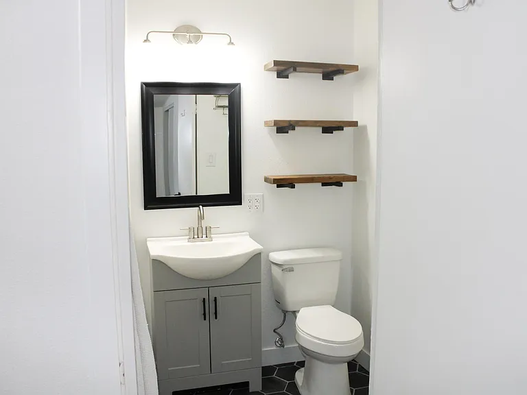 1634 Phillips Ave #STUDIO — Photo 10