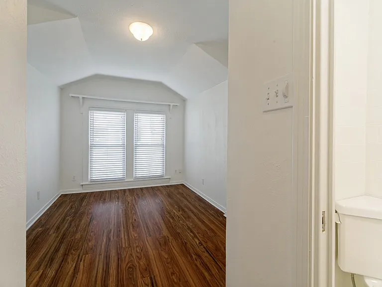 837 Northwood Rd — Photo 5