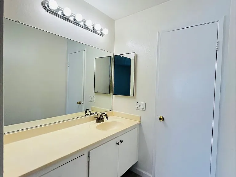 1001 W Macarthur Blvd — Photo 21
