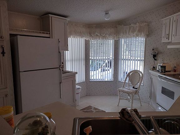 5th image of 987 Robin Dr