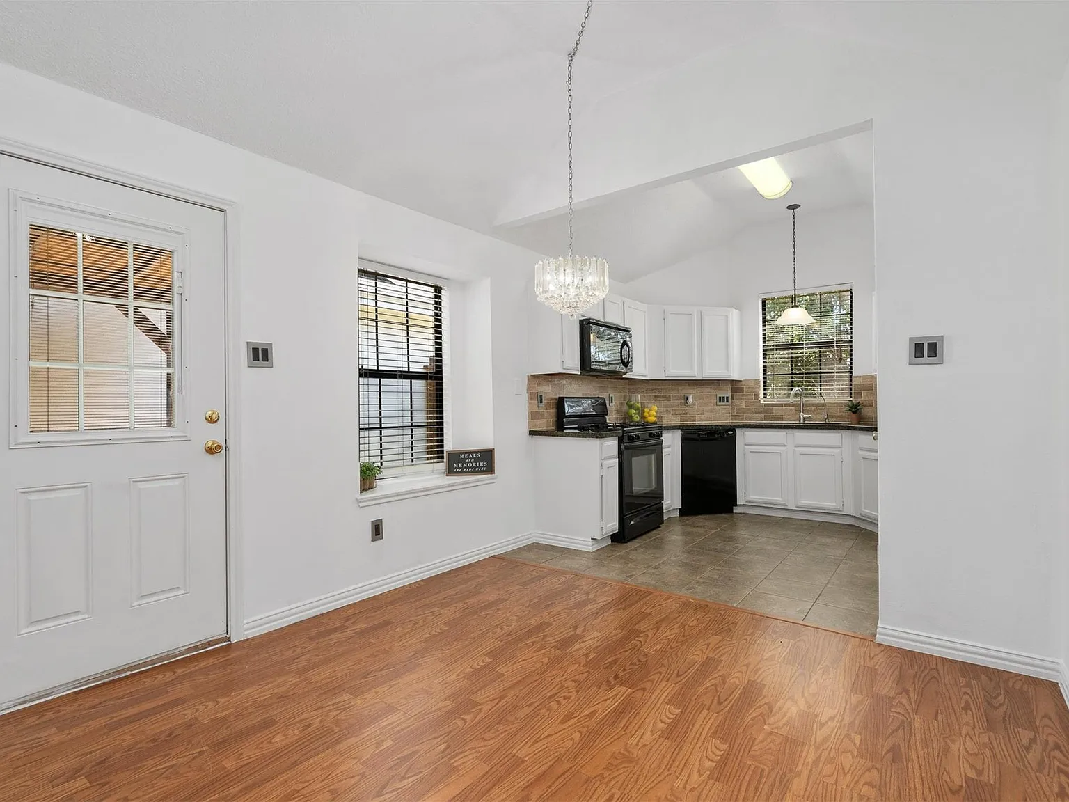2 bed, 1.0 bath, 997 sqft, $1,600 — Photo 4