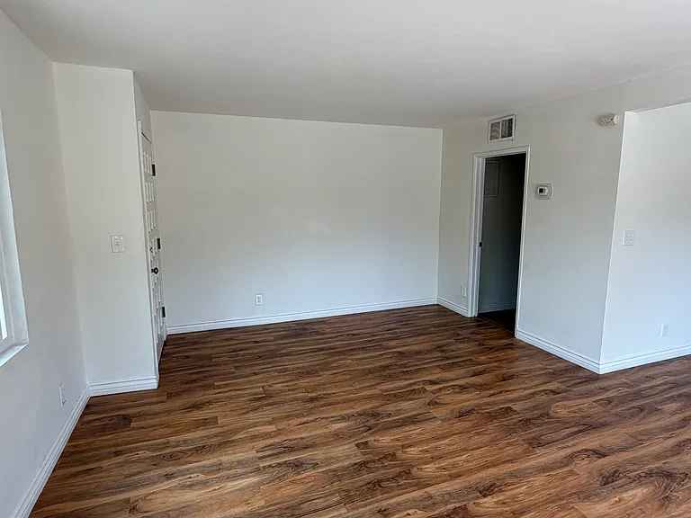 2421 N Beachwood Dr #2 — Photo 9