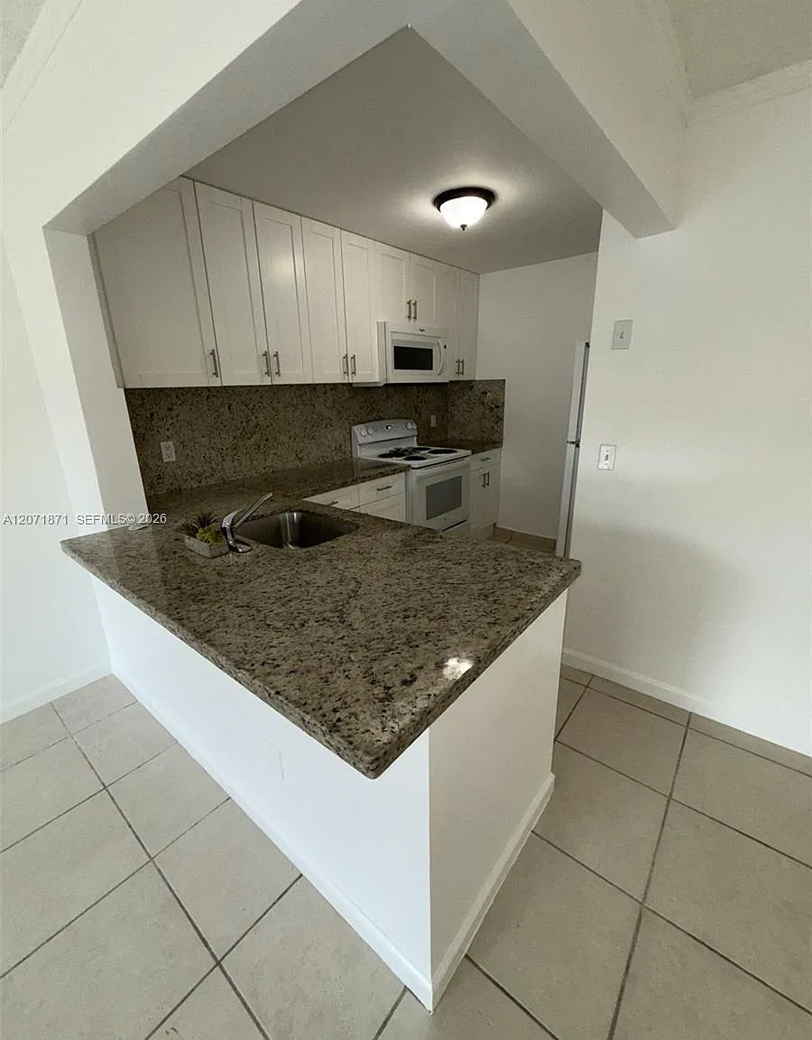 Rozland Condo — Photo 3