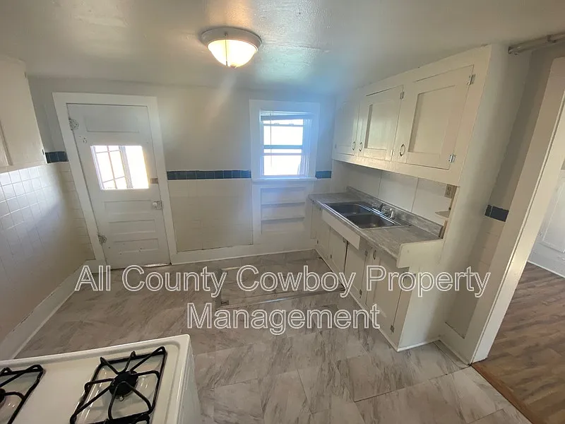 3 bed, 1.0 bath, 1026 sqft, $1,300 — Photo 3
