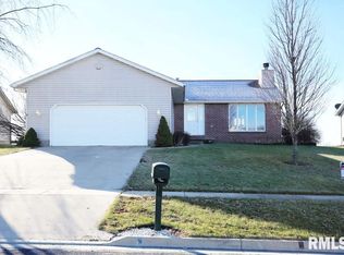 908 W Dennis Dr, Eureka, IL 61530