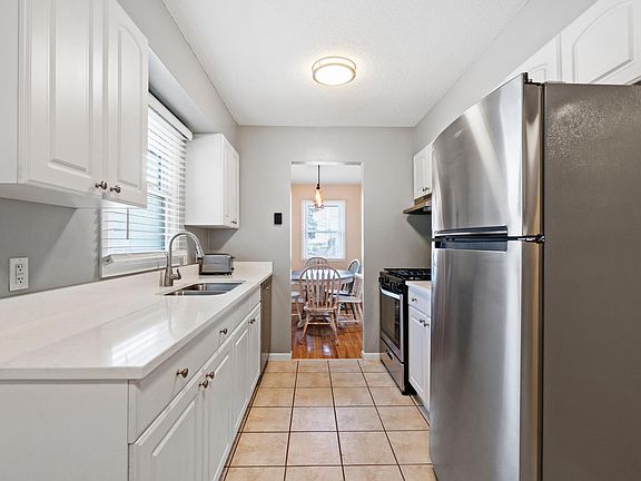 3rd image of 685 Marshall Ave