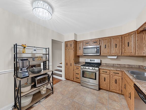 5th image of 2628 Dana Ave