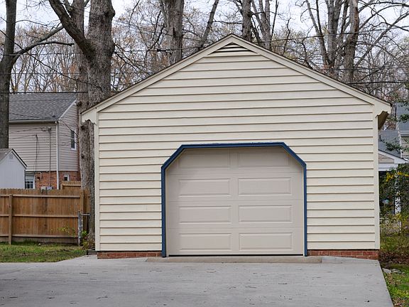 3rd image of 1910 Sweetwater Ln