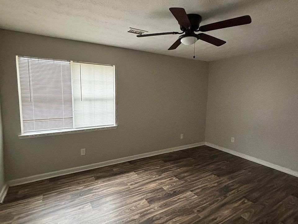 2nd image of 1734 Ridge Ct SE