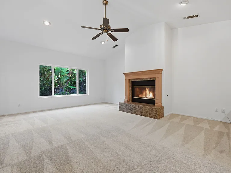 996 Valencia Ave — Photo 6
