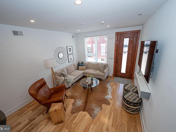 3rd image of 2228 Sears St