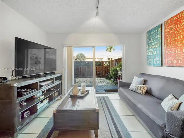 5201 Geneva Way APT 110, Doral, FL 33166