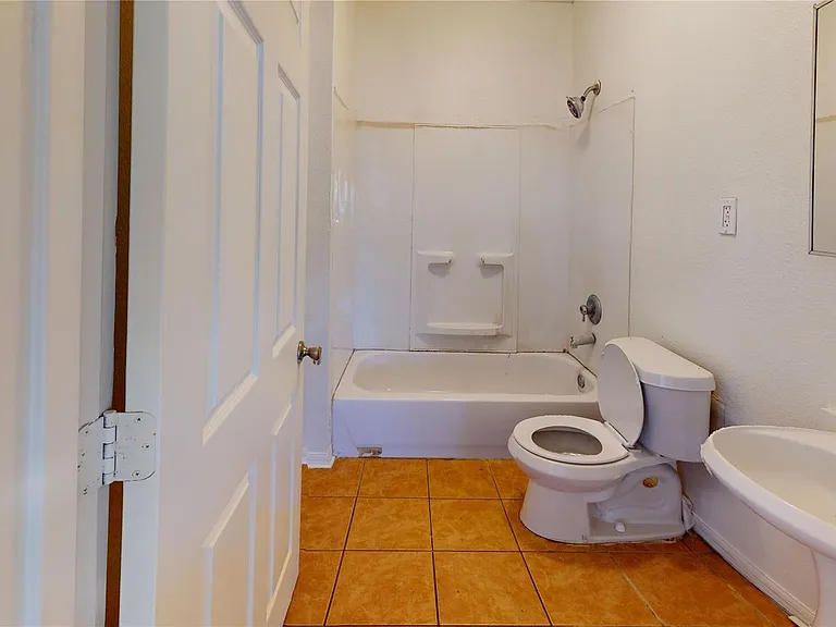 2021 Gurley Ave — Photo 3