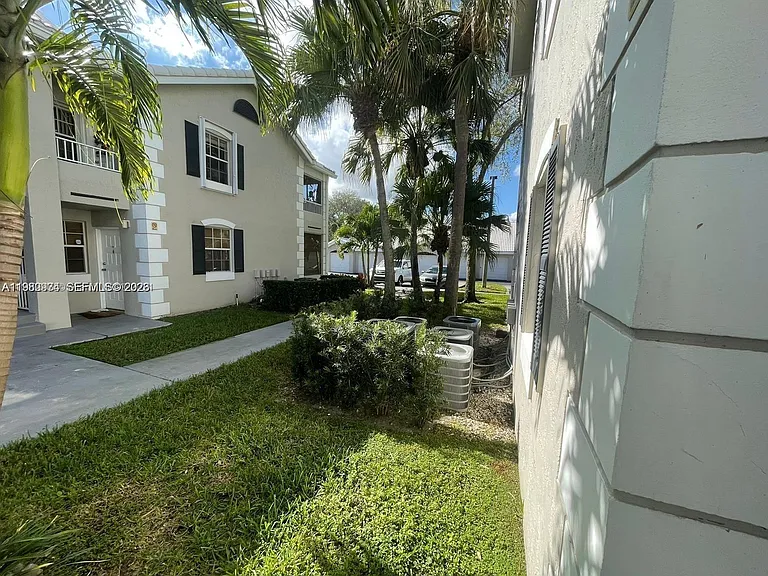 2811 N Oakland Forest Dr #110 — Photo 17