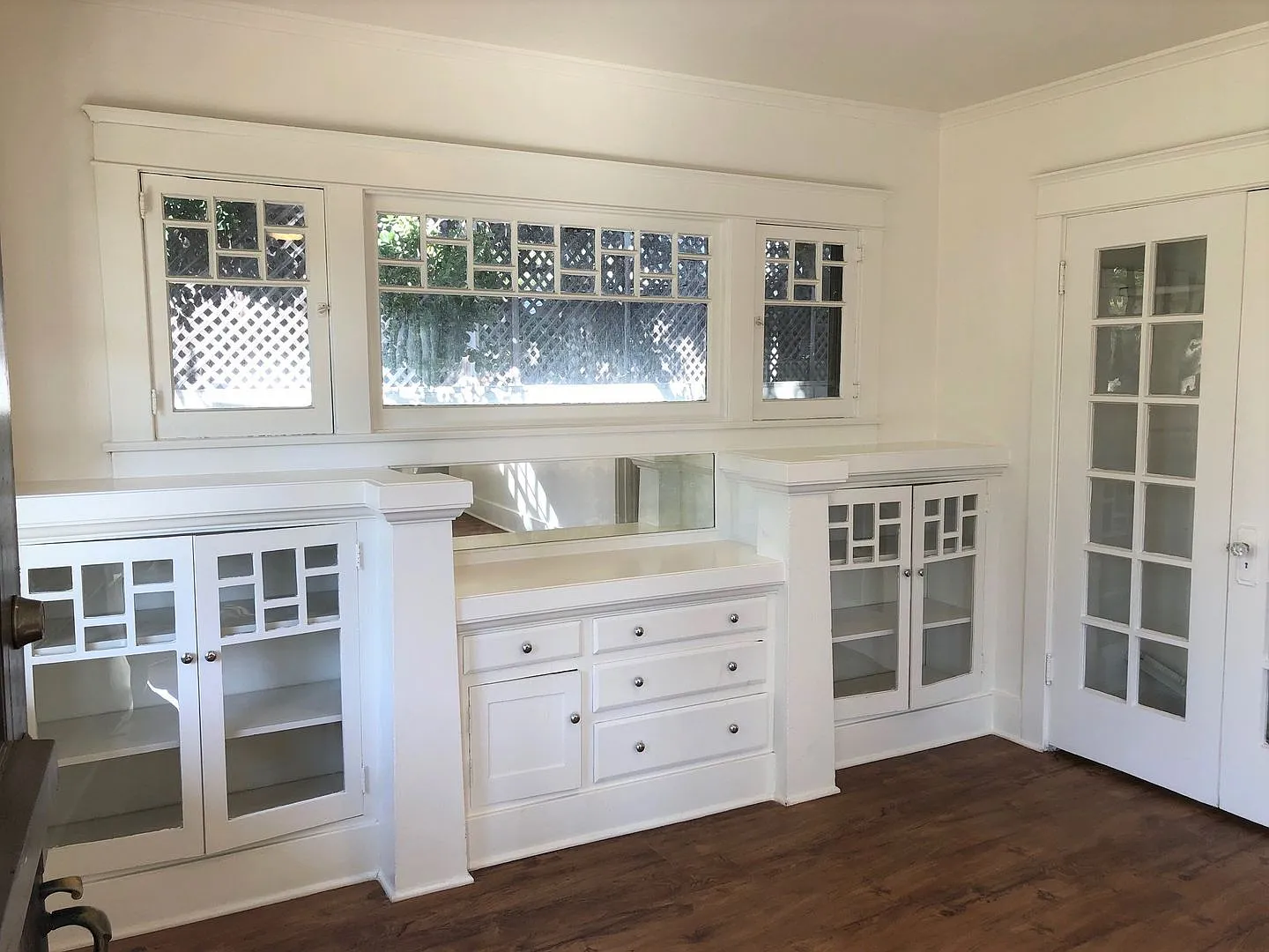 Lovely 1 Bedroom Bungalow Style Apartment! — Photo 3