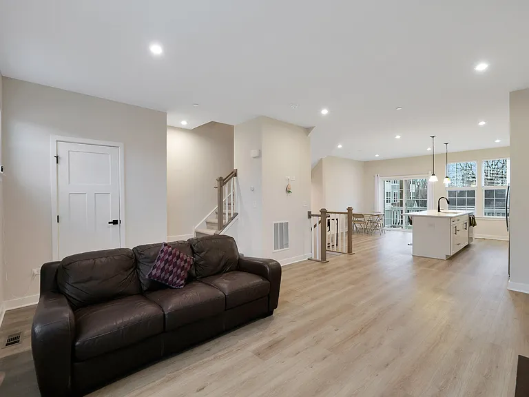 155 Canterbury Way — Photo 15