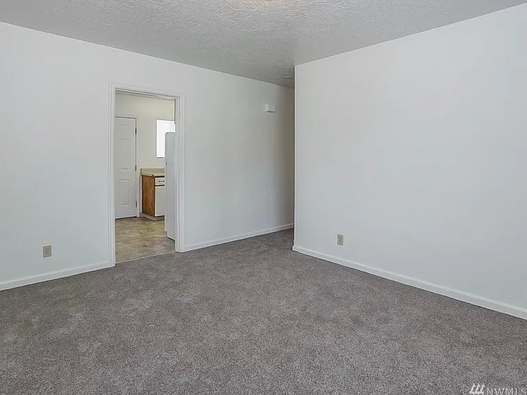 919 Hudson St — Photo 6