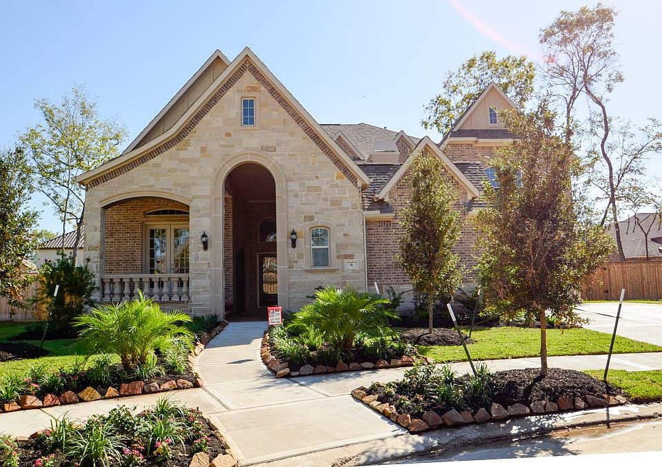 1st image of 6 Lake Como Dr
