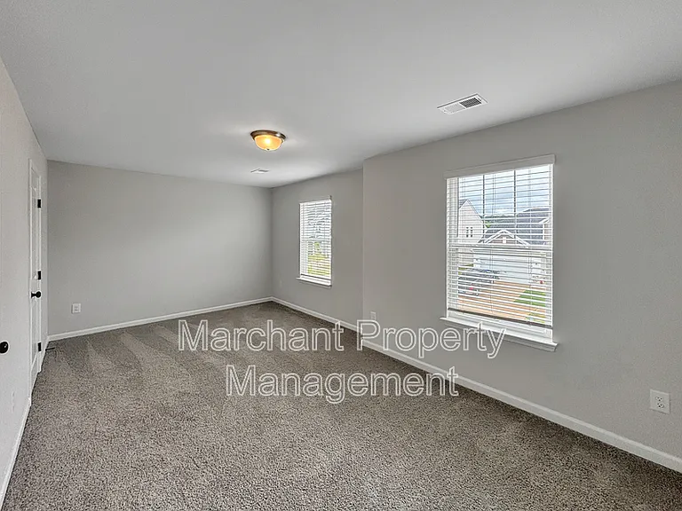 137 Gervais Cir — Photo 8