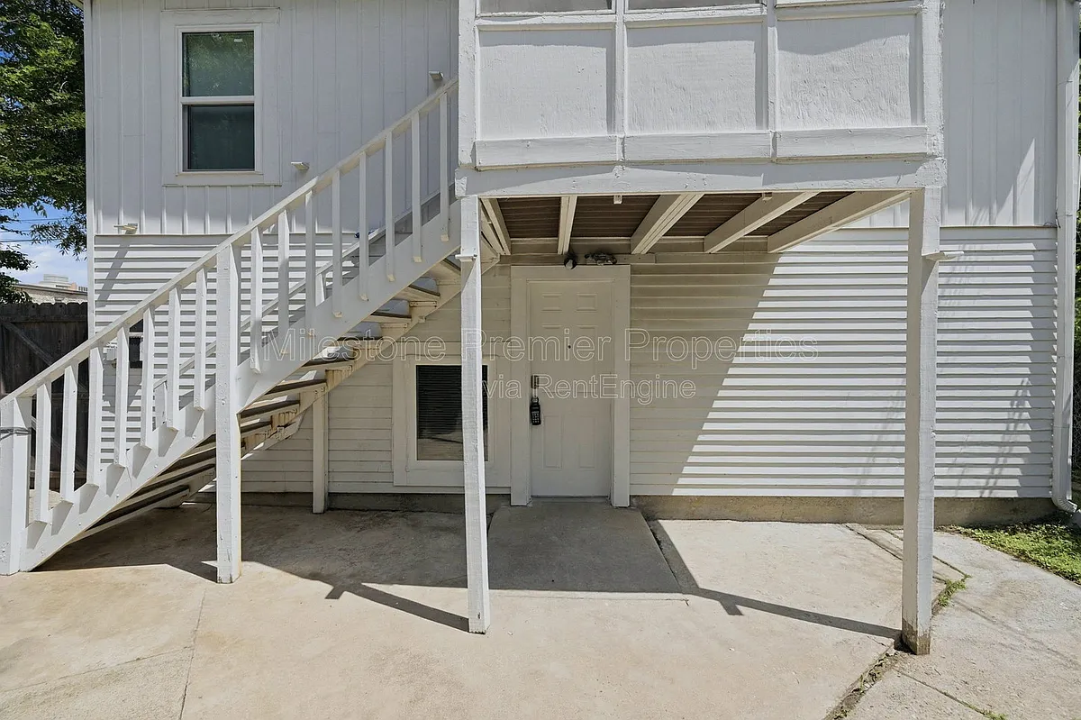 Building Photo - 310 S Barrett Ave #101